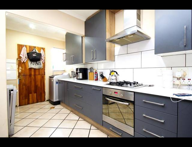 3 BEDROOM TOWNHOUSE FOR SALE IN ELDORAIGNE